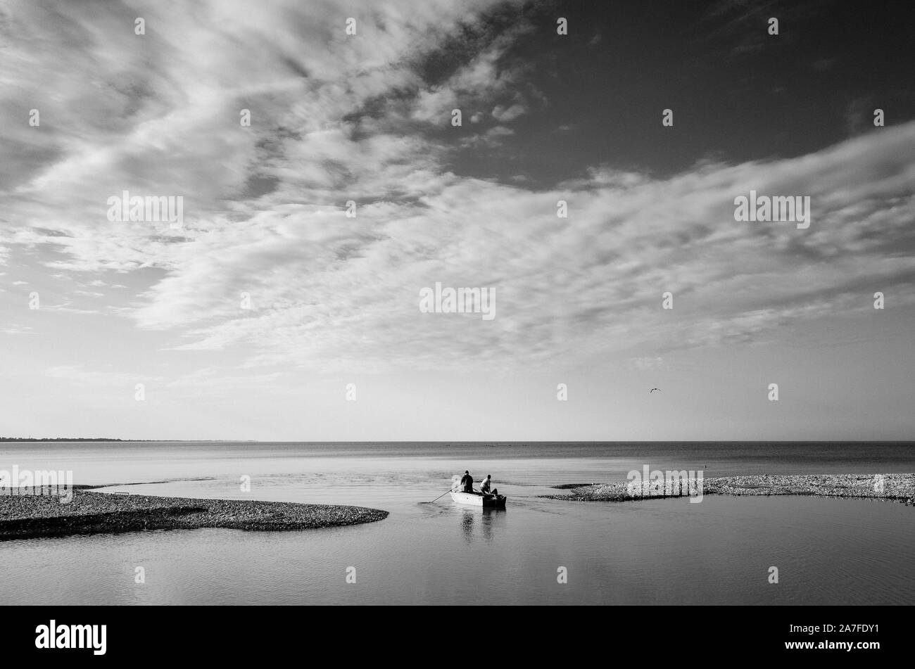 Deux hommes partent dans leur bateau tôt le matin sur la pêche de la mer Noire. Abkhazie Banque D'Images