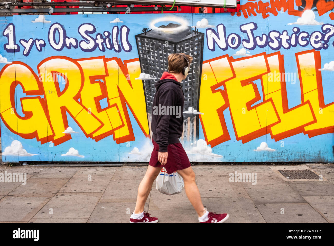 Un morceau poignant de graffitis prises à Shoreditch de l'enregistrement du premier anniversaire de l'incendie de la tour de Grenfell et que les résidents de la justice encore Banque D'Images