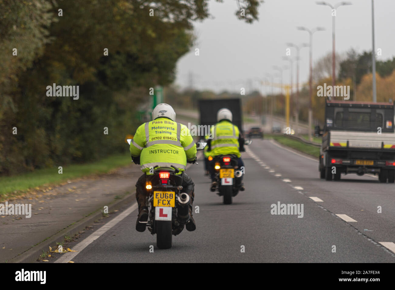 Moto Vélo passe instructeur formation équestre sur une route derrière l'étudiant. Un motard motocycliste d'enseignement sur l'autoroute. Route principale instruction Banque D'Images