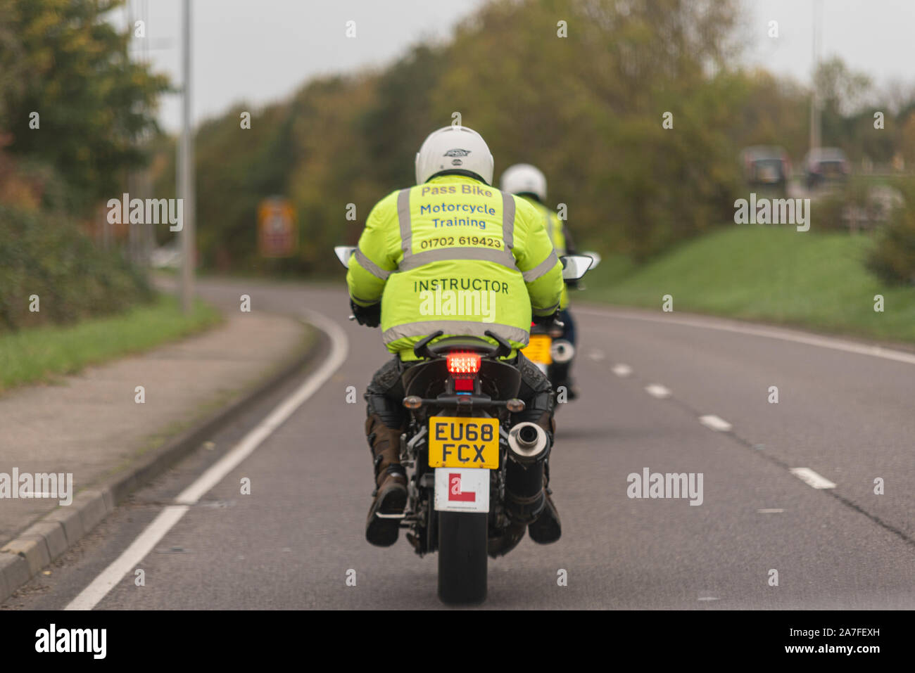 Moto Vélo passe instructeur formation équestre sur une route derrière l'étudiant. Un motard motocycliste d'enseignement sur l'autoroute. Route principale instruction Banque D'Images