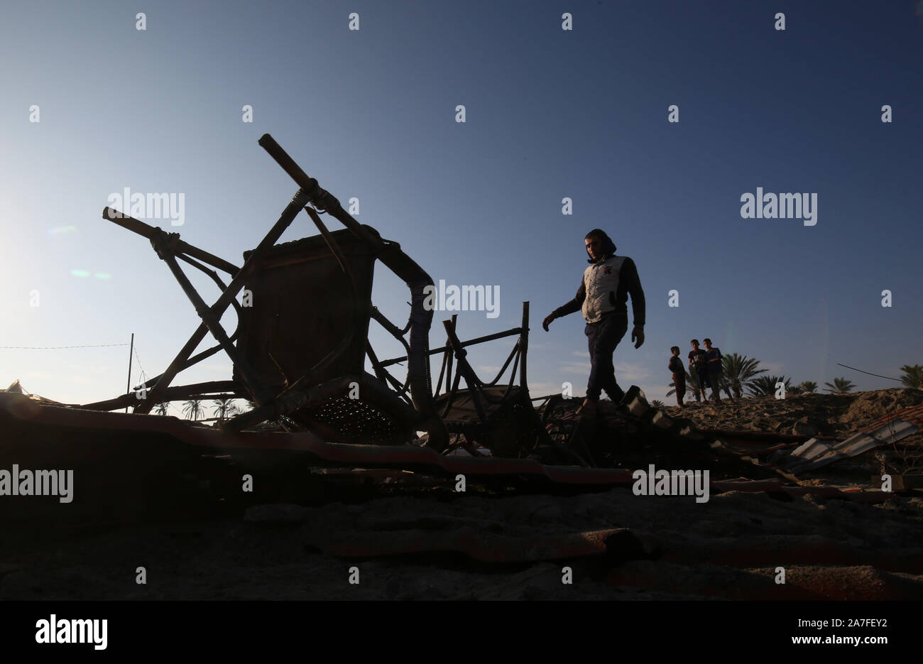 Khan Younis, à Gaza. 09Th Nov, 2019. Les hommes palestiniens à pied autour d'un cratère causé par un bombardement israélien a lancé, à Khan Yunis dans le sud de la bande de Gaza le 2 novembre 2019. Des dizaines de grèves a frappé l'enclave palestinienne dans les premières heures d'aujourd'hui. une source de sécurité à Gaza a dit. Photo par Ismael Mohamad/UPI. Credit : UPI/Alamy Live News Banque D'Images