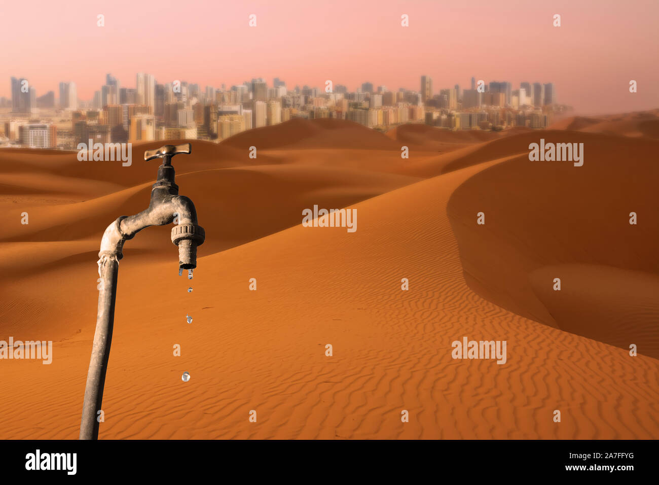 Robinet d'égoutture, le désert et les toits de grande ville en arrière-plan, l'idée du réchauffement de la planète, la rareté de l'eau et les progrès de la désertification Banque D'Images
