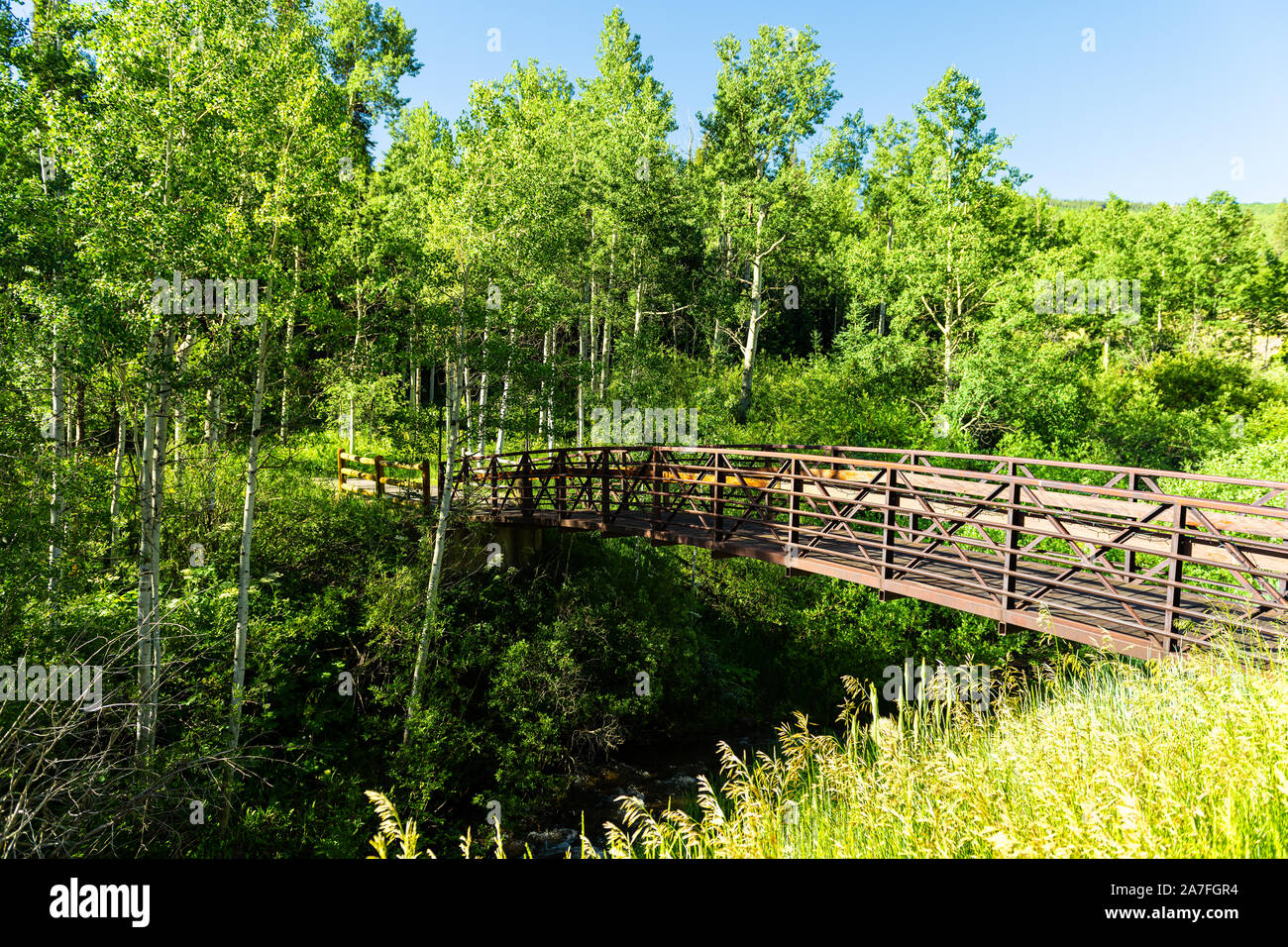 Aspen Snowmass village ville au sentier du pinceau dans le centre-ville de Colorado avec pont et personne en vue d'été Banque D'Images