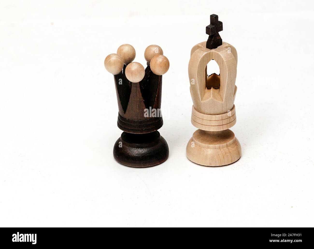 Pièces des échecs sur une planche en bois Banque D'Images
