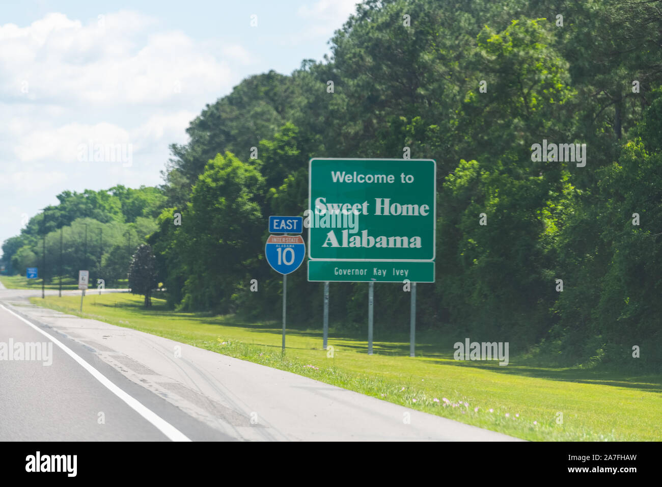 Route de l'autoroute de l'Alabama et du Mississippi état frontière panneau de bienvenue et texte sur rue sur l'interstate i10 à Grand Baie, AL Banque D'Images