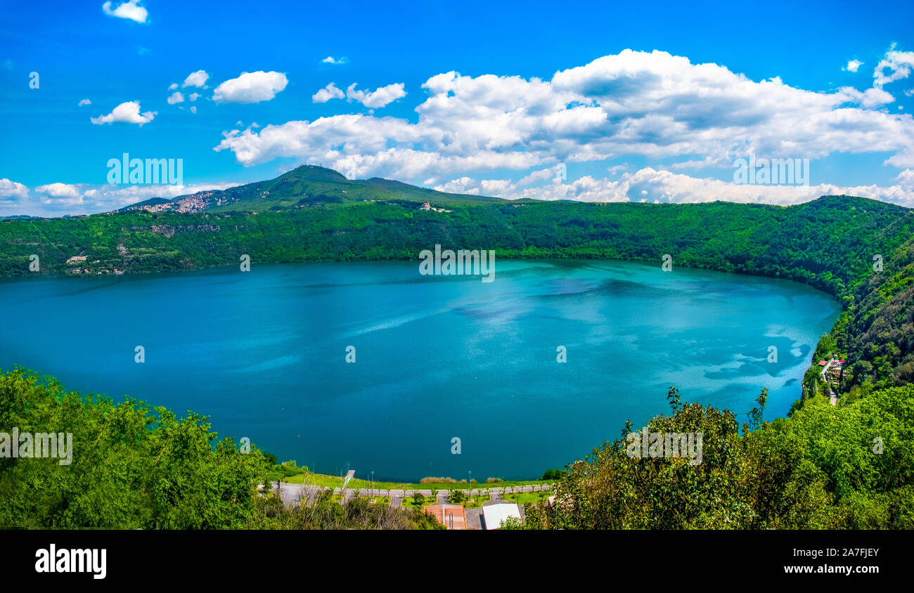 Le lac Albano ou Lago di Albano en Latium - lac de cratère le plus profond en Italie sur les collines d'Alban région des Castelli Romani, près de Rome Banque D'Images