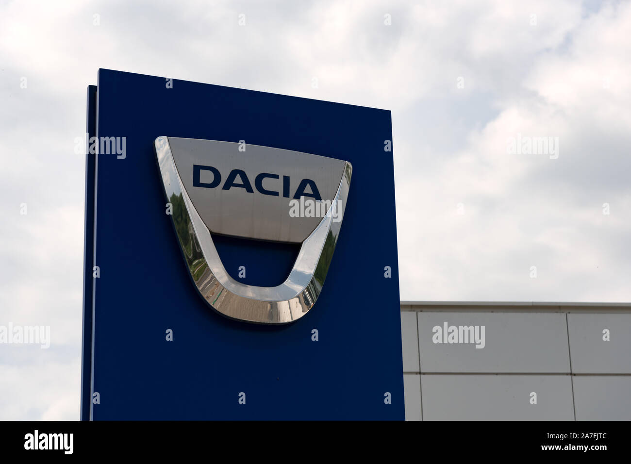 Cracovie, Pologne, le 12 juillet 2019 : Dacia logo sur la bannière de l'agence de voiture. Dacia est un constructeur automobile et voiture roumaine, une partie du groupe Renault Banque D'Images