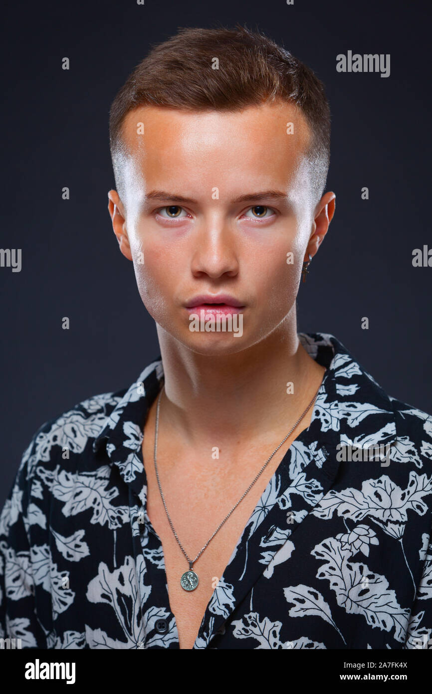 Jeune homme de race blanche modèle dans un studio Banque D'Images