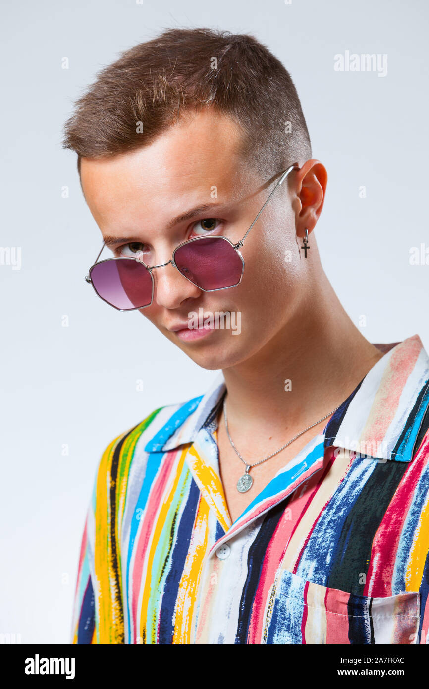 Jeune homme de race blanche modèle dans un studio Banque D'Images