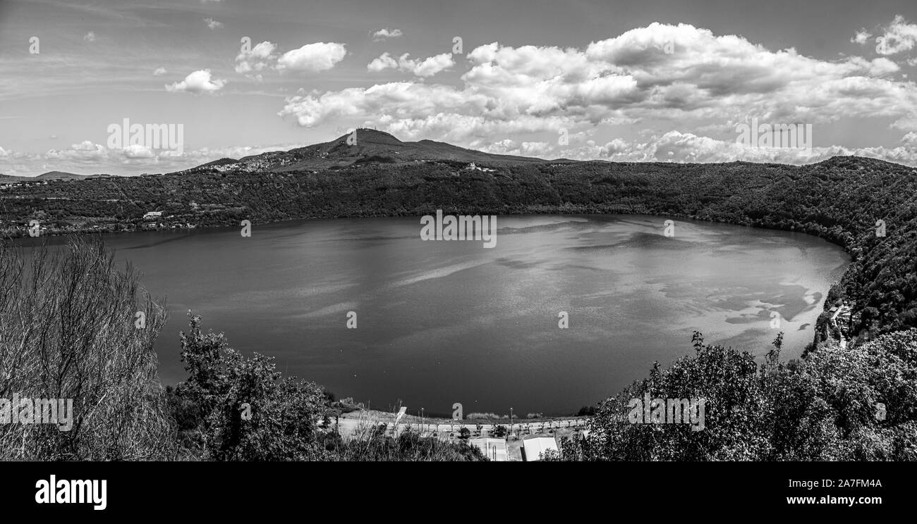 Noir et blanc une vue panoramique sur le lac Albano ou Lago di Albano en Latium - Rome - Italie Banque D'Images