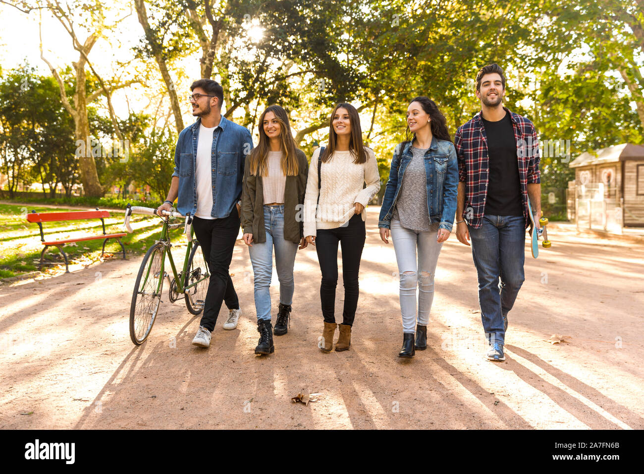 Groupe d'étudiants à marcher ensemble dans le parc Banque D'Images