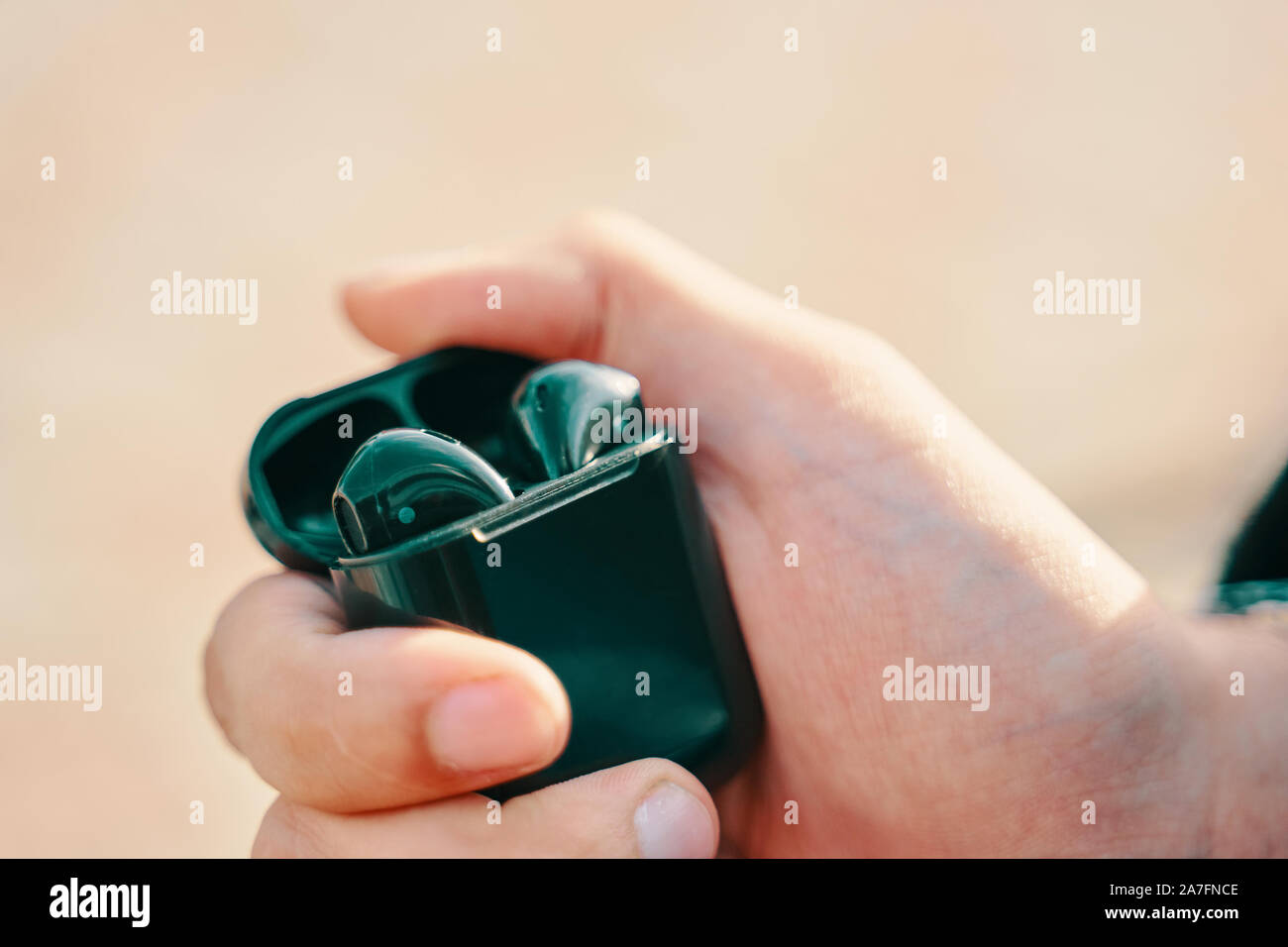 Bichkek, Kirghizistan - le 10 octobre 2019 : un noir airpods d'apple Banque D'Images