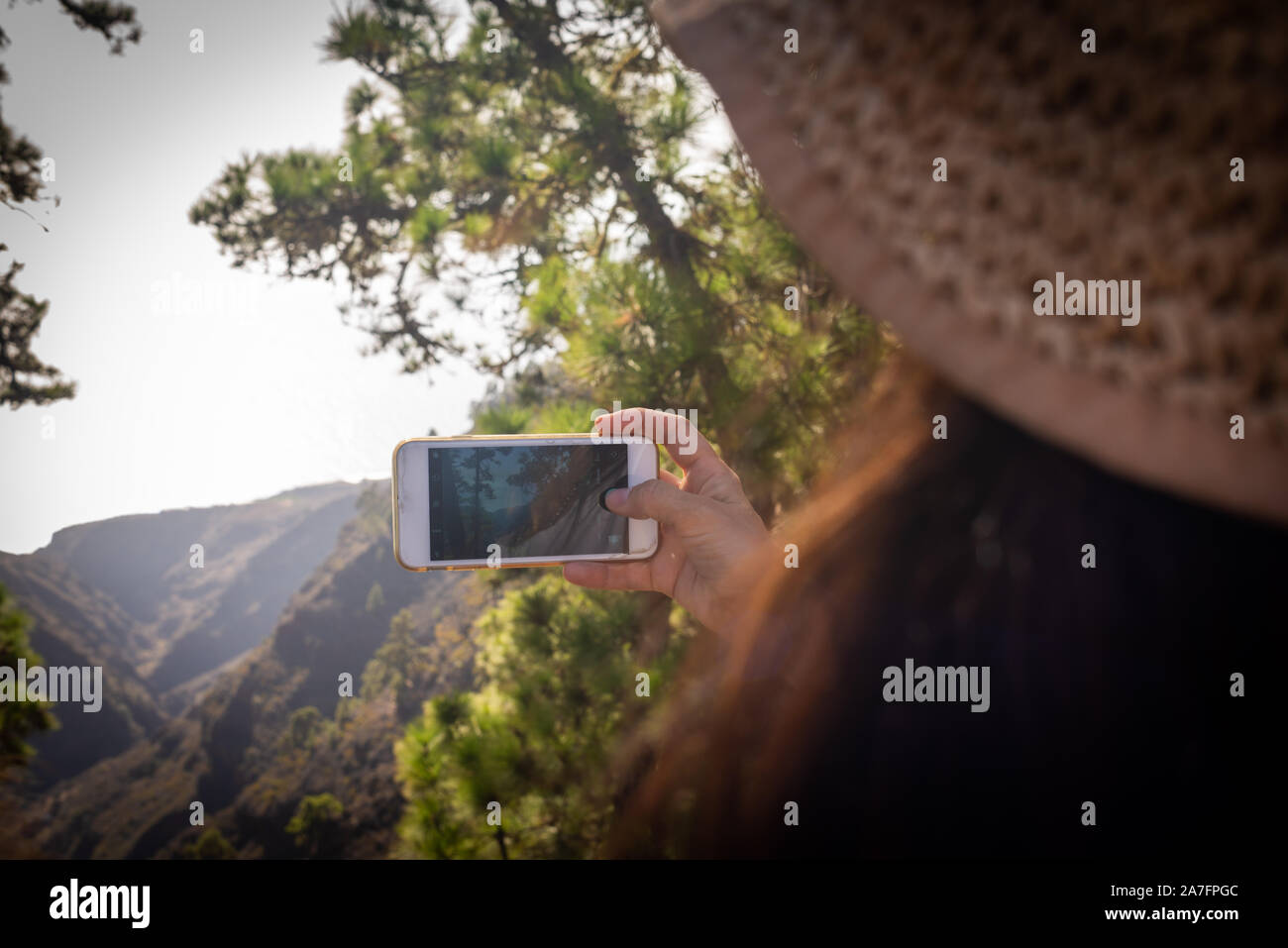 Jeune fille photos le paysage avec son téléphone portable Banque D'Images