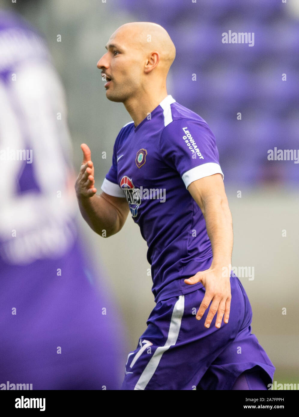 Aue, l'Allemagne. 09Th Nov, 2019. Soccer : 2ème Bundesliga, le FC Erzgebirge Aue - 1er FC Heidenheim, 12e journée, dans le Sparkassen-Erzgebirgsstadion. Uae Philipp Riese cheers après son but à 1-0. Crédit : Robert Michael/dpa-Zentralbild/DPA - NOTE IMPORTANTE : en conformité avec les exigences de la DFL Deutsche Fußball Liga ou la DFB Deutscher Fußball-Bund, il est interdit d'utiliser ou avoir utilisé des photographies prises dans le stade et/ou la correspondance dans la séquence sous forme d'images et/ou vidéo-comme des séquences de photos./dpa/Alamy Live News Banque D'Images
