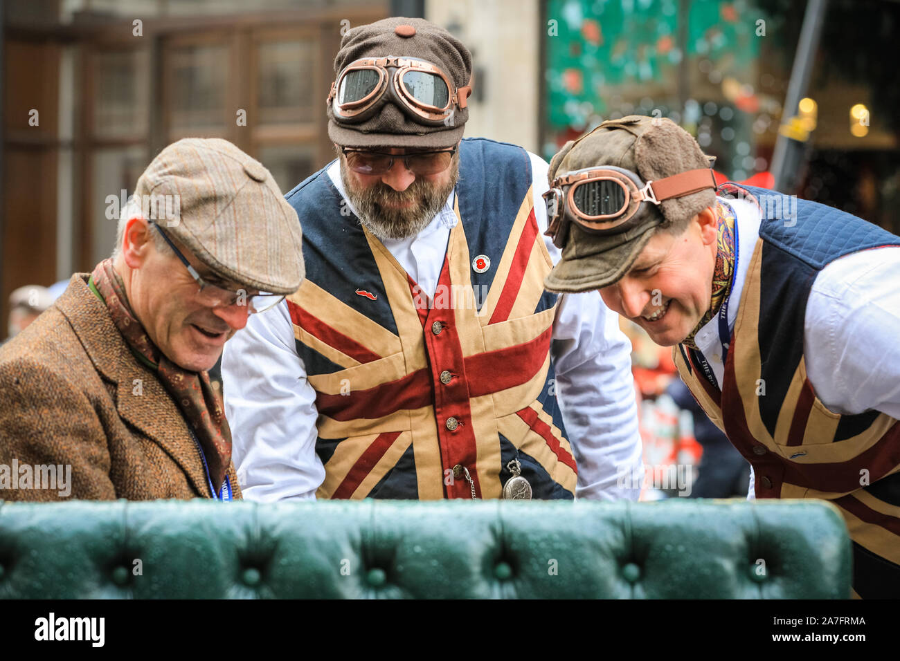 Regent Street, Londres, Royaume-Uni. 09Th Nov, 2019. Trois fiers propriétaires chat sur leurs automobiles. Regent Street de Londres est piétonne pour la journée d'accueillir l'assemblée annuelle de Route 66 Regent Street Motor Show, avec une gamme complète de belles voitures sur l'affichage pour le public, à partir de moteurs classiques à célèbre supercars, véhicules électriques ultra faible et iconique de Route 66 Americana automobiles. Credit : Imageplotter/Alamy Live News Crédit : Imageplotter/Alamy Live News Banque D'Images