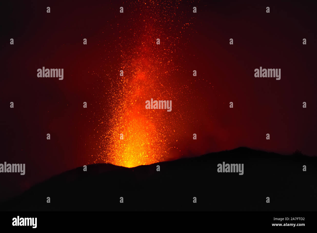 Éruption explosive au crépuscule dans l'un des trois cratères du volcan Stromboli actif, îles éoliennes, Italie. Banque D'Images