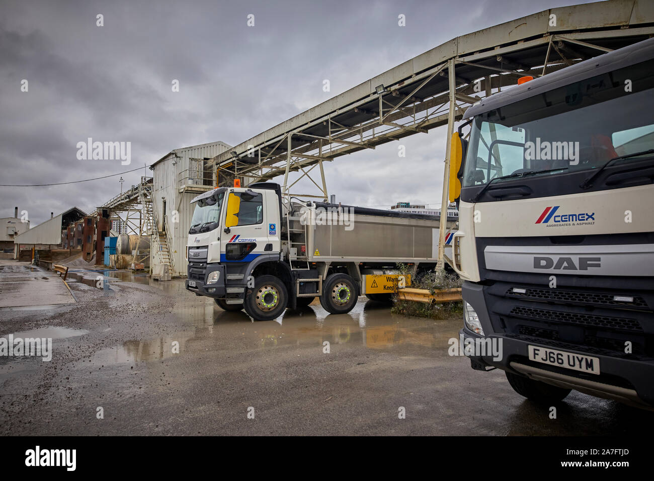 CEMEX Hope Street à Salford prend livraison de pierre de Buxton avec leur propre classe 66 locomotives en livrée et d'appariement des trémies wagon de marchandises Banque D'Images