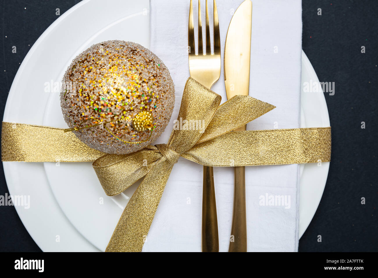Réglage de la table de Noël. Couverts d'or et blanc ensemble de vaisselle  sur fond noir, vue du dessus Photo Stock - Alamy
