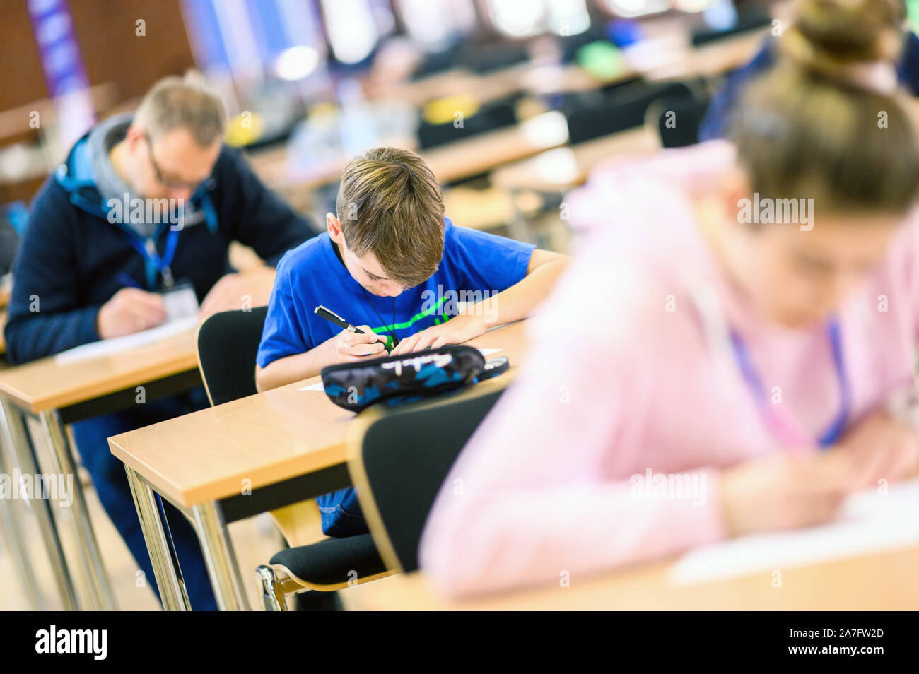 02 novembre 2019, Basse-Saxe, l'Emden : ILLUSTRATION - les participants des championnats d'Allemagne en calcul mental, avec Noé au milieu, s'est assis pour le photographe à la Hochschule Emden après la partie officielle, samedi, pour résoudre des problèmes mathématiques. Photo : afp/Assanimoghaddam Mohssen Banque D'Images