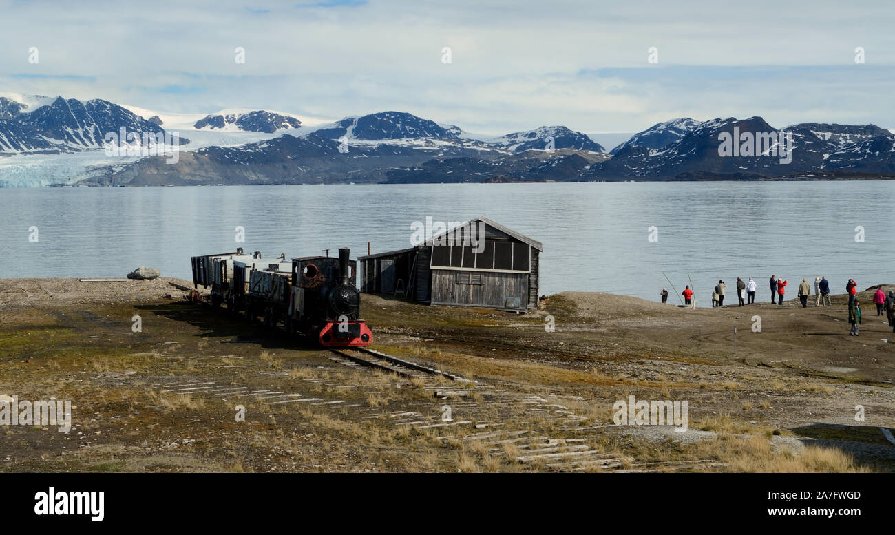 Un vieux train minier sur la rive de l'Kongsfjorden à Ny Alesund sur l'île de Spitsbergen. Banque D'Images