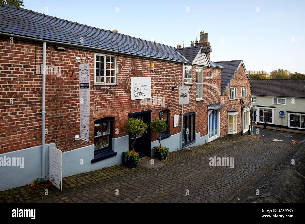 Ville Knutsford, Cheshire. bâtiments historiques sur la colline de l'Église une rue pavée Banque D'Images