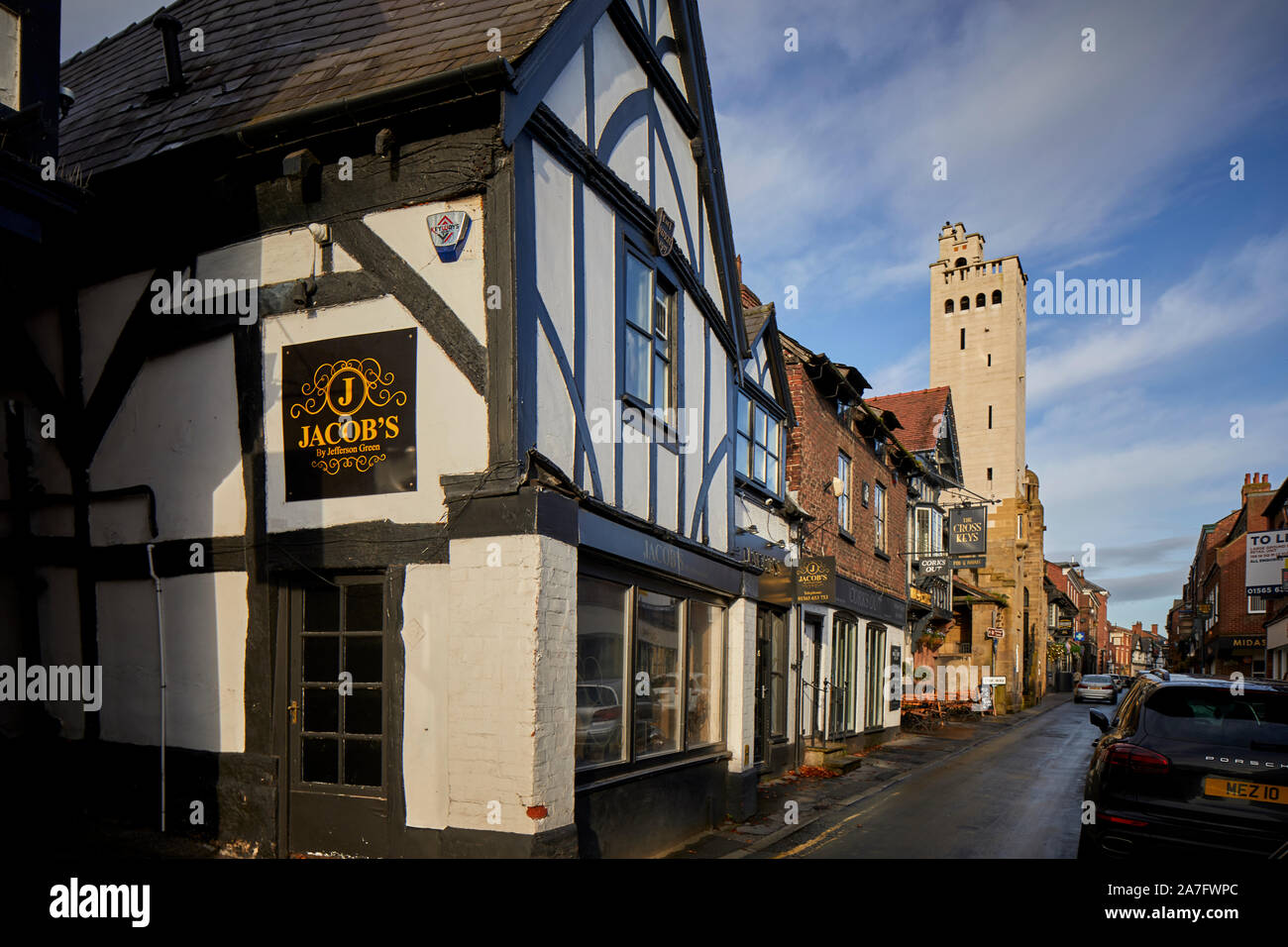 Ville Knutsford, Cheshire. King Street, grade II* énumérés Gaskell Memorial Tower conçu par William Longworth pour Richard Harding Watt Banque D'Images