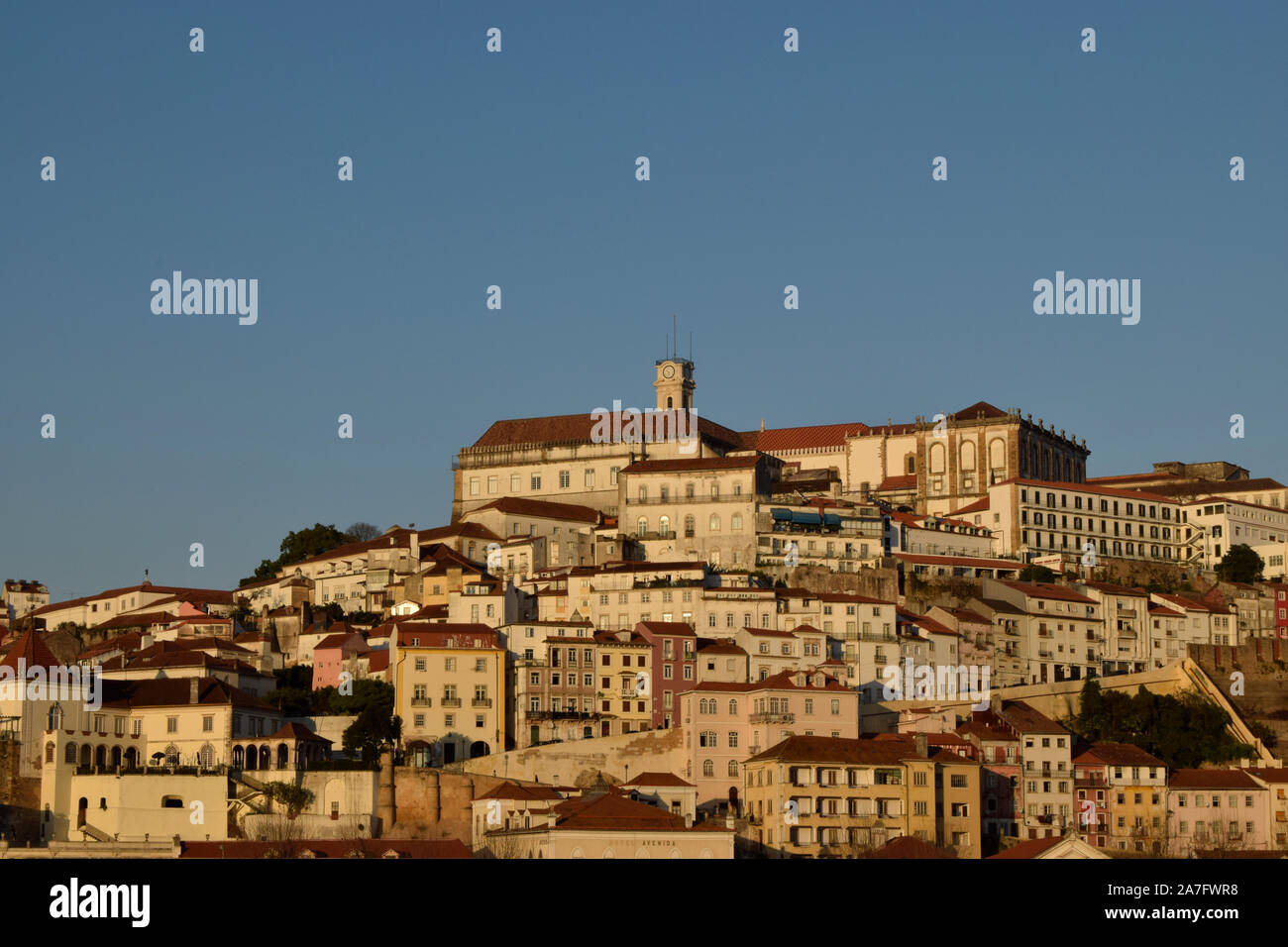 Vue en soirée sur la vieille ville de Coimbra Portugal Banque D'Images