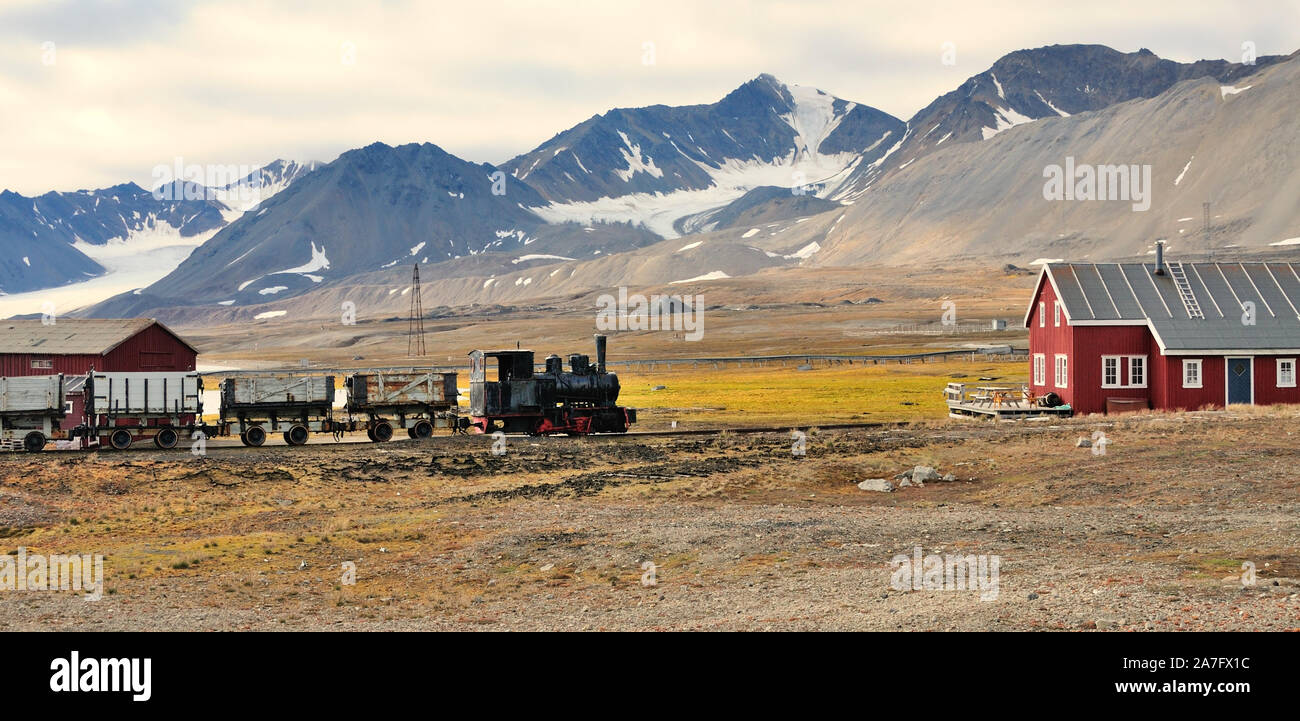 Un vieux train minier sur la rive de l'Kongsfjorden à Ny Alesund sur l'île de Spitsbergen. Banque D'Images