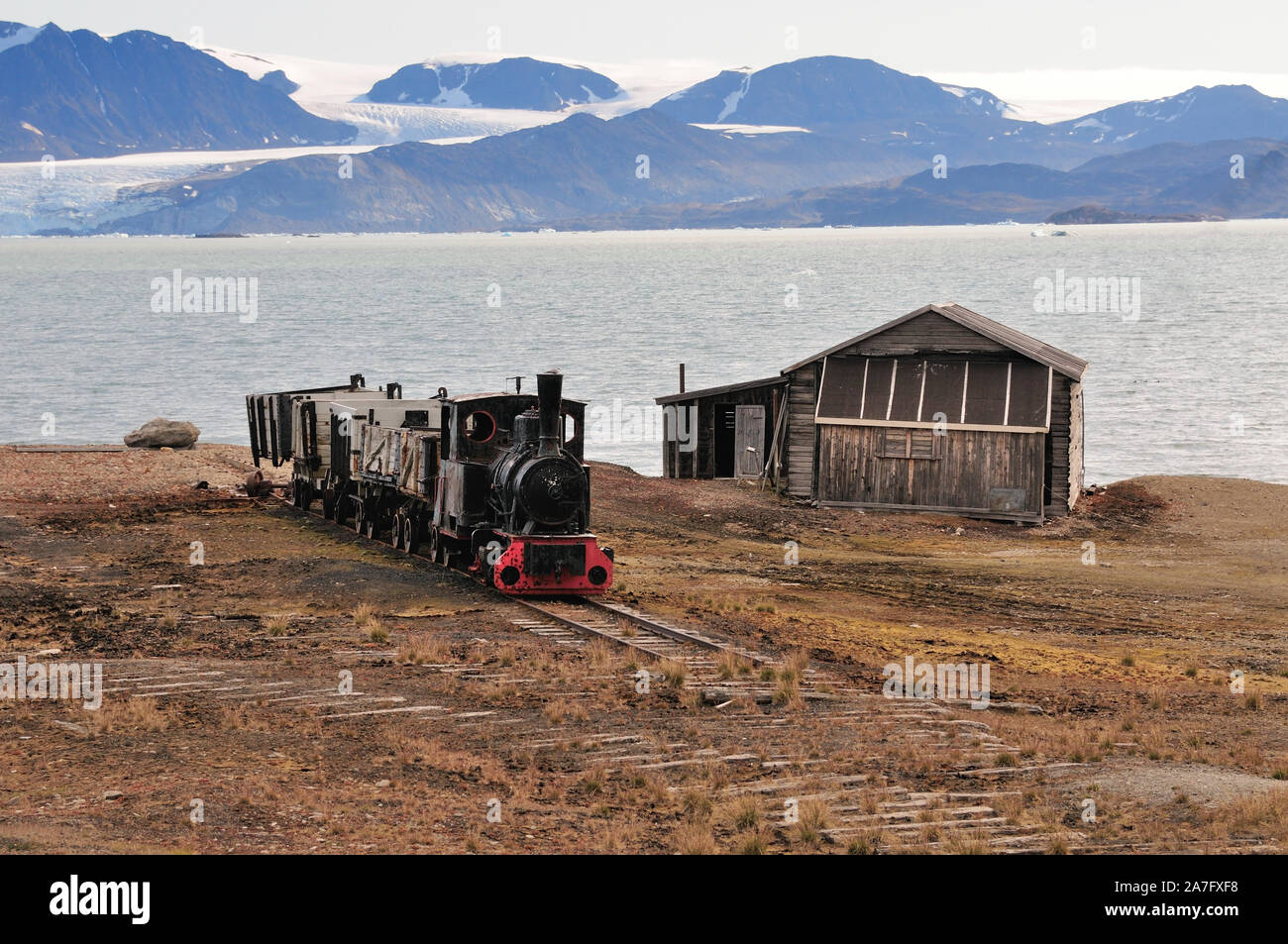 Un vieux train minier sur la rive de l'Kongsfjorden à Ny Alesund sur l'île de Spitsbergen. Banque D'Images