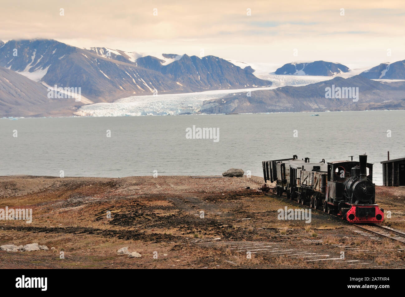 Un vieux train minier sur la rive de l'Kongsfjorden à Ny Alesund sur l'île de Spitsbergen. Banque D'Images