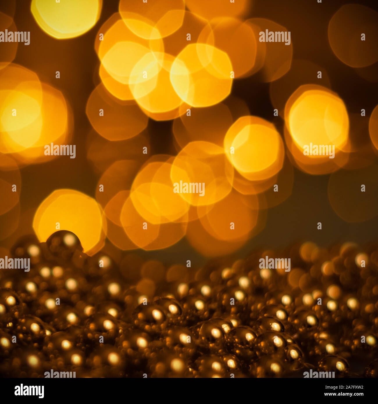 Fond de Noël, avec seau, beau bokeh et une chaîne de billes brillant à l'avant-plan. Décorations de Noël Banque D'Images