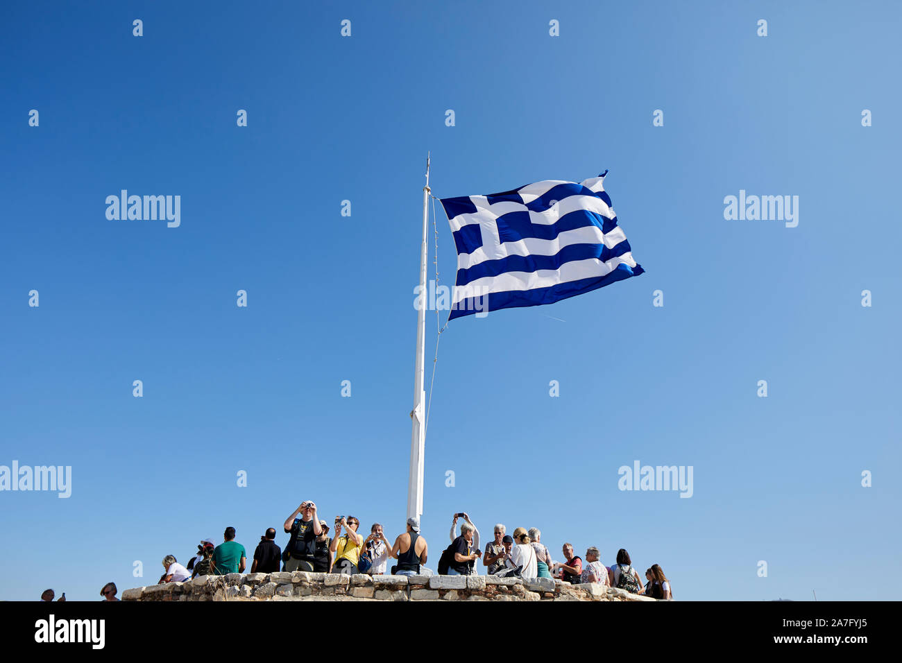 Athènes capitale de la Grèce 5e siècle monument ruines du temple du Parthénon de l'acropole d'Athènes, plate-forme d'observation avec mât et drapeau grec Banque D'Images