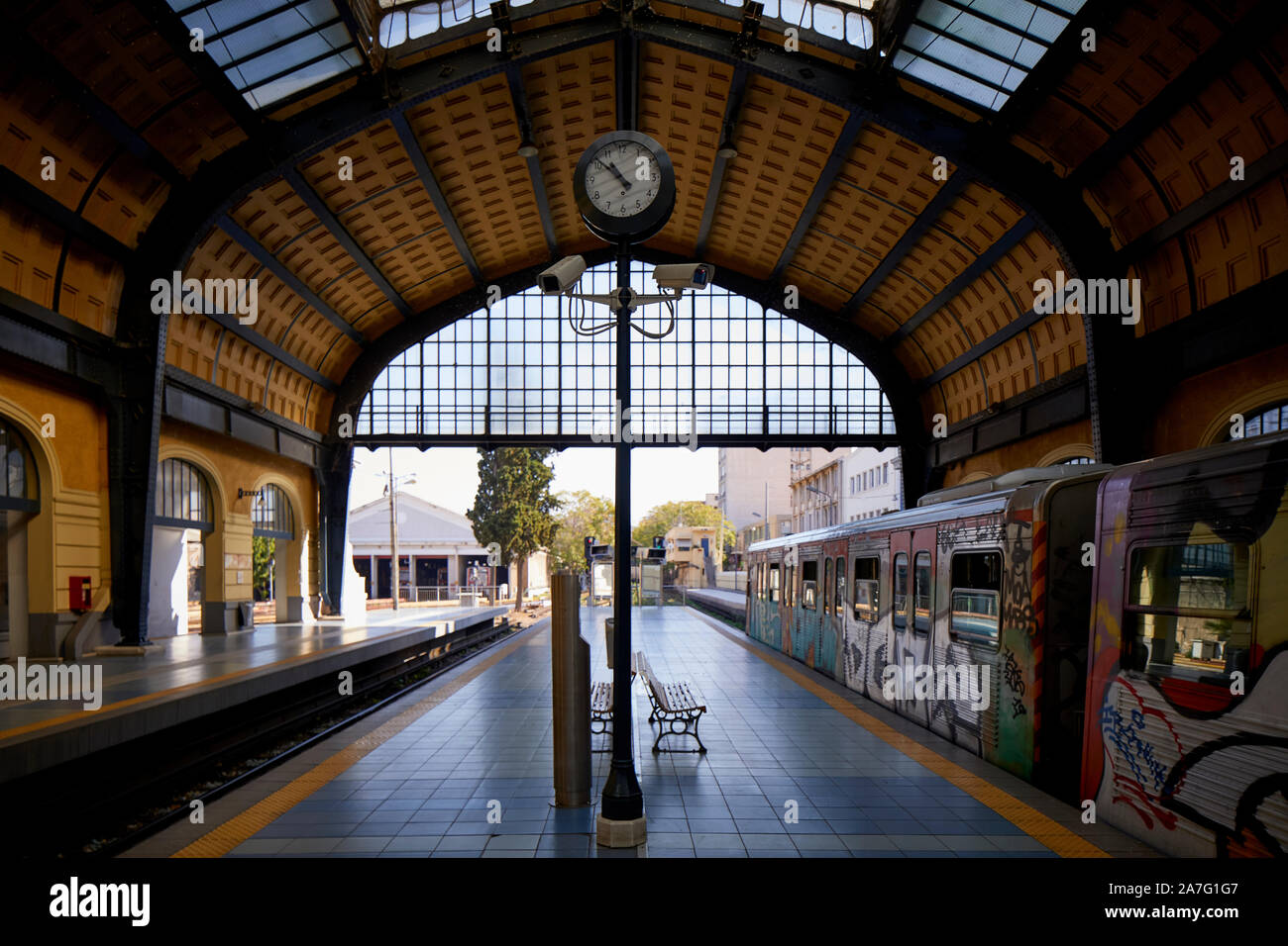 Port du Pirée Grèce ville terminus du métro de la ligne 1 du métro d'Athènes graffiti couvre un train part sous toit en appentis station ornés il Banque D'Images