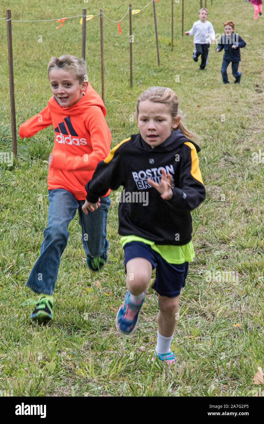 Les enfants dans une course fun run. Banque D'Images