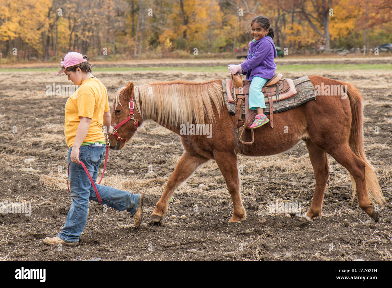 Les enfants montant un cheval lors d'une foire Banque D'Images