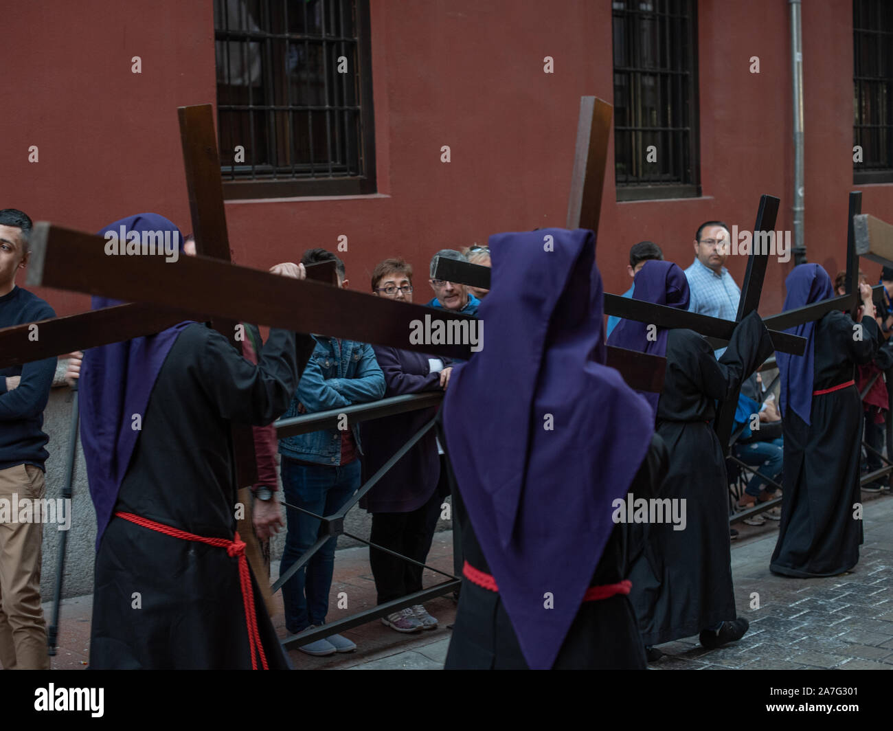 Granada, Espagne - 16 avril 2019. Pénitents portant traverse comme une partie de la procession effectuée à Pâques en Espagne. Banque D'Images