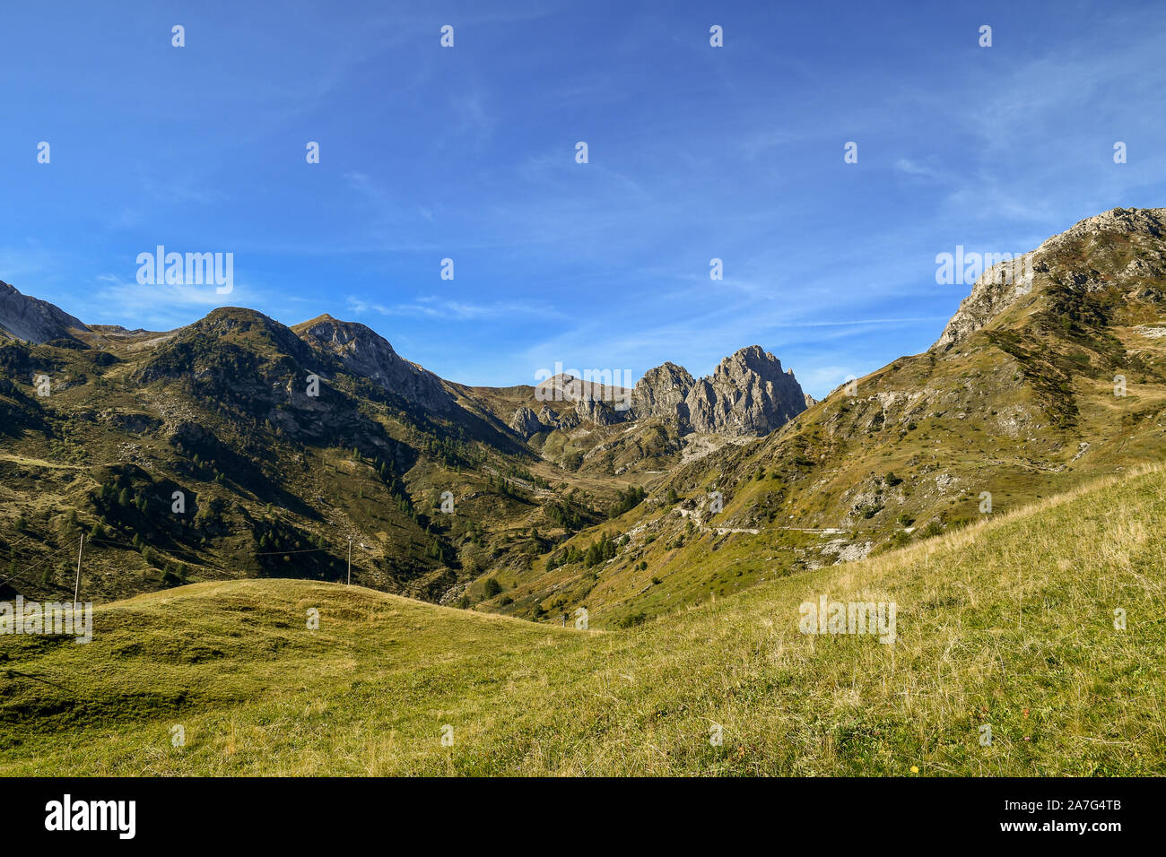 Paysage de montagne pittoresque des Alpes Cotiennes en Vallée Grana avec ciel bleu clair dans un jour d'été ensoleillé, le Castelmagno, Coni, Piémont, Italie Banque D'Images