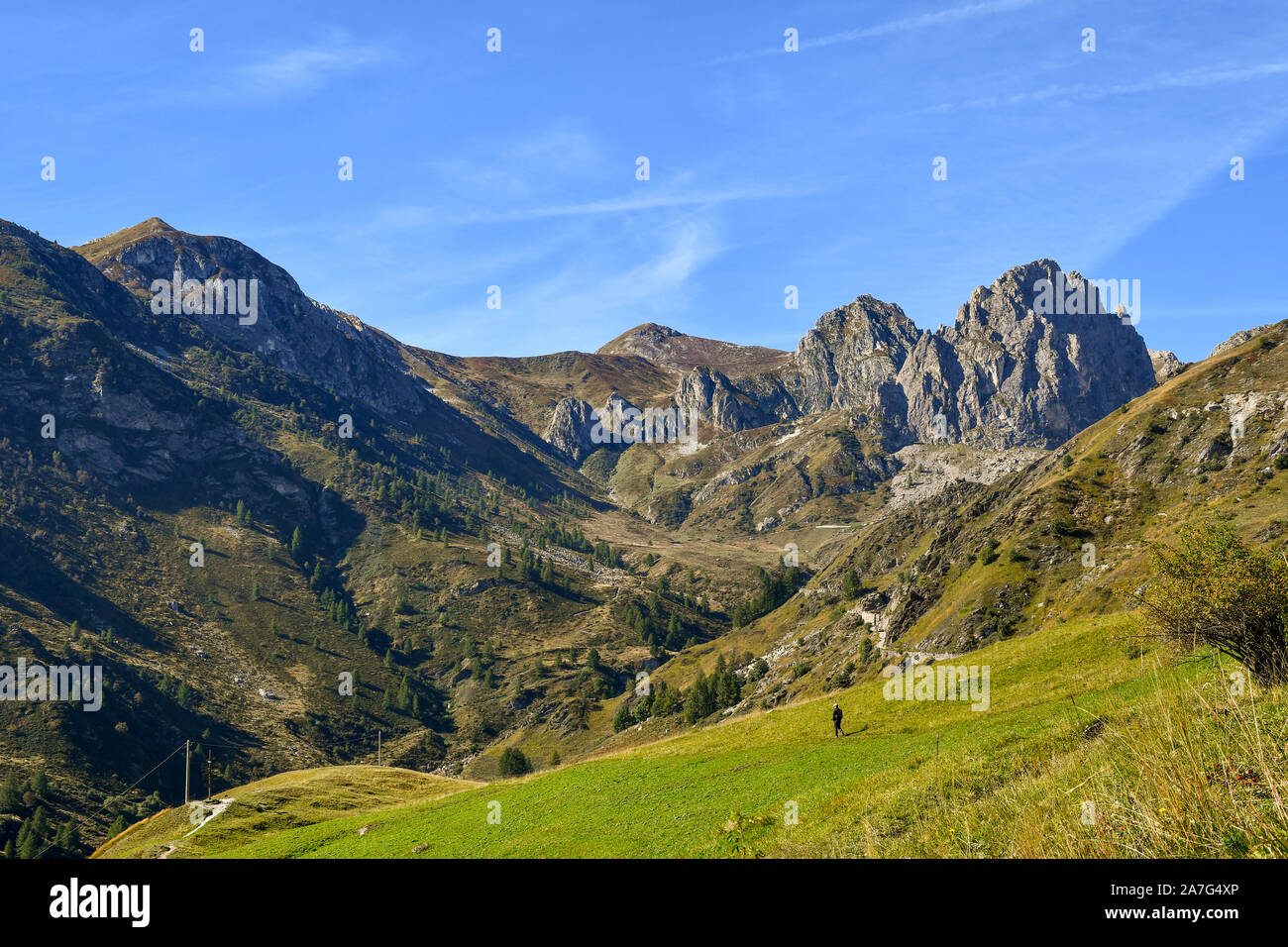 Paysage de montagne pittoresque des Alpes Cotiennes en Vallée Grana avec la colle Fauniera passent dans une journée ensoleillée, le Castelmagno, Coni, Piémont, Italie Banque D'Images