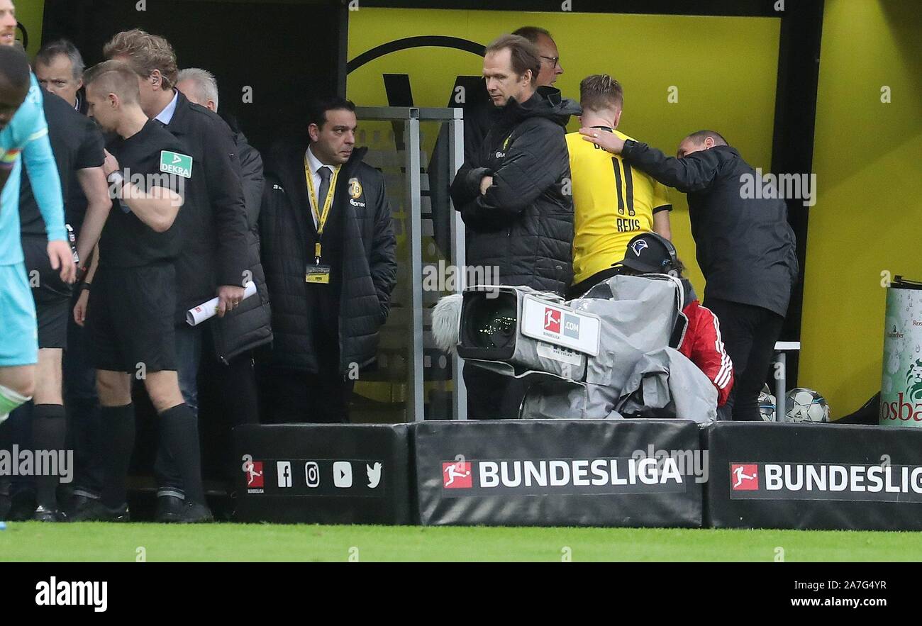 Dortmund, Allemagne. 09Th Nov, 2019. Dortmund, Allemagne. 02 Nov 2019. BVB Borussia Dortmund - VfL Wolfsburg s'était blessé, blessure de l'arbitre arbitre Tobias Welz aussi MArco Reus | Conditions de crédit dans le monde entier : dpa/Alamy Live News Banque D'Images