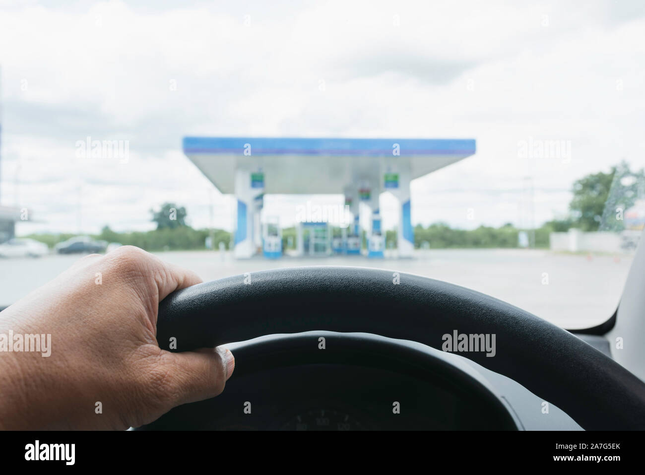 Un pilote à la station de carburant du gaz et les nuages et ciel bleu. Banque D'Images