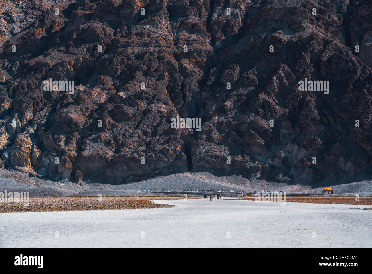 Appartements Badwater et Montagne Noire dans Death Valley National Park, Californie Banque D'Images