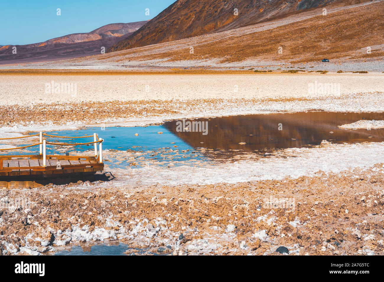 Piscine Badwater, salines, et montagnes dans la Death Valley National Park, California Banque D'Images