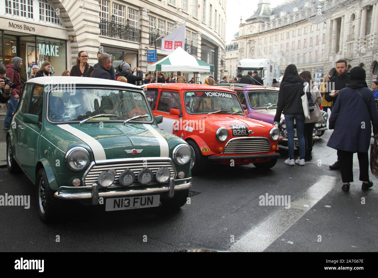 Regent Street, Londres, UK - 2 novembre : un classique minis sur le l'affichage à l'Regent Street Motor Show. Regent Street est piétonne de Piccadilly Circus à Oxford Circus pour l'assemblée annuelle de la rue Regent Motor Show présentant certaines voitures anciennes, voitures de rallye ainsi que les voitures électriques. Le spectacle a lieu un jour avant l'assemblée annuelle de Londres à Brighton Veteran Car Run. Photos : David Mbiyu/Alamy Banque D'Images