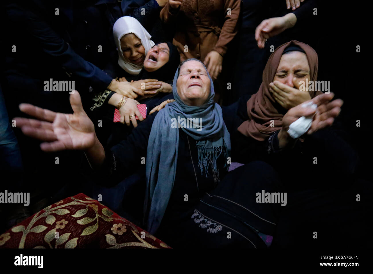 Des proches du défunt Ahmed al-Shehri grieve durant la procession funéraire après la frappe aérienne dans le sud de la bande de Gaza. Banque D'Images