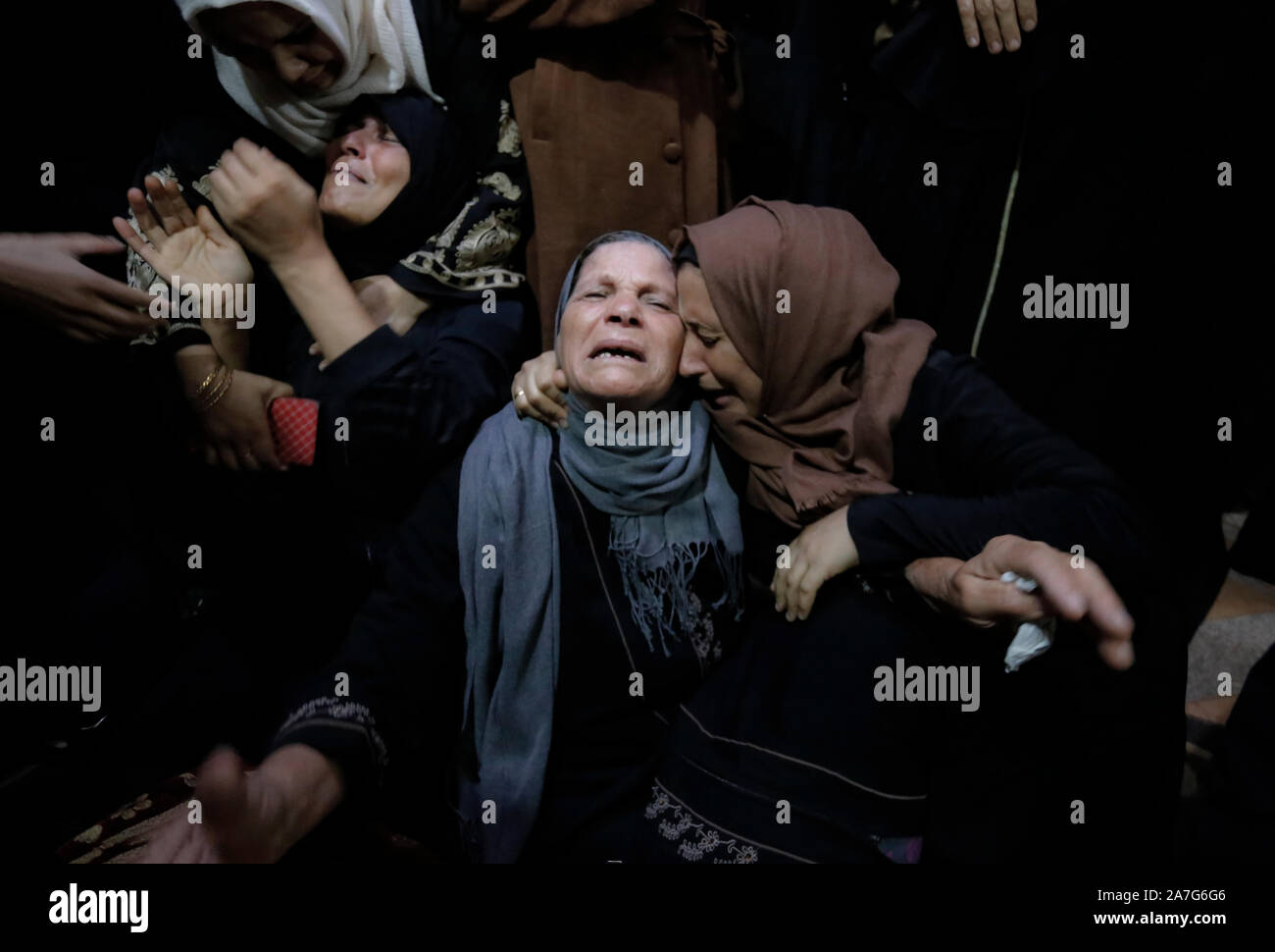 Des proches du défunt Ahmed al-Shehri grieve durant la procession funéraire après la frappe aérienne dans le sud de la bande de Gaza. Banque D'Images