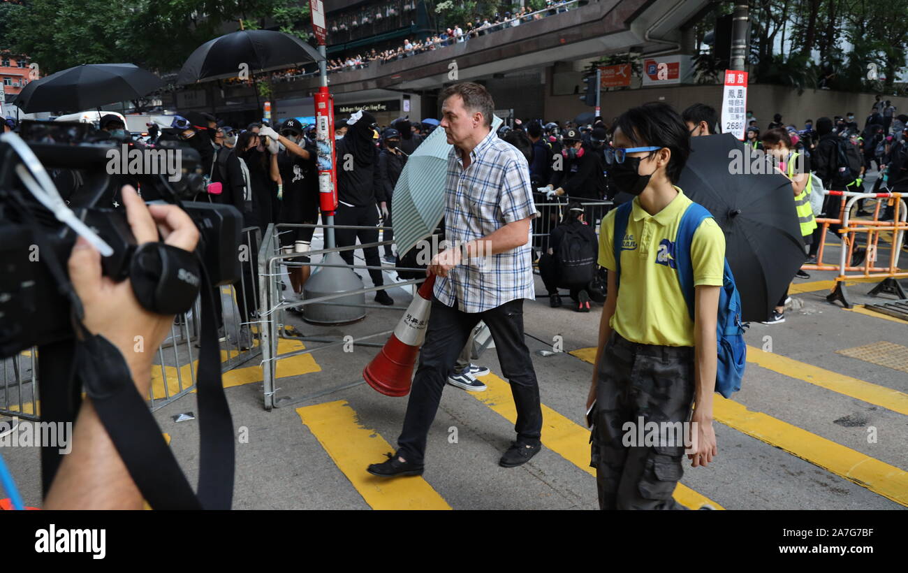 Hong Kong, Chine. 09Th Nov 2019. (191102) -- Hong Kong, le 2 novembre 2019 (Xinhua) -- un homme efface des barricades à Queen's Road East à Hong Kong, Chine du sud, le 2 novembre 2019. Noir vêtue des manifestants ont bloqué les routes illégales et le trafic perturbé au Queen's Road East, le samedi. Un homme a bravé les manifestants illégaux pour effacer les barricades sur la route. (Xinhua) Banque D'Images