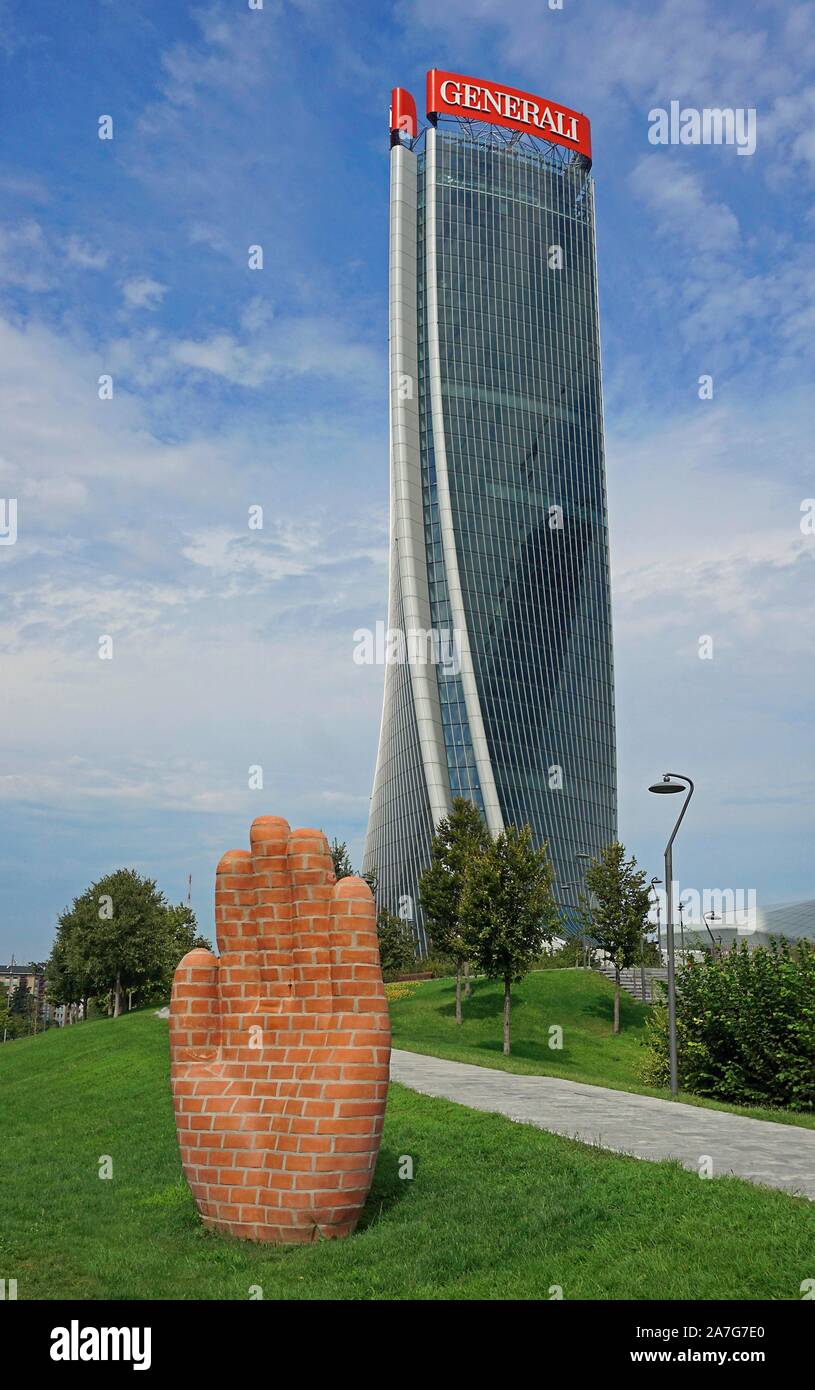 La Tour Generali Generali ou Torre ou Lo Storto par l'architecte Zara Hadid et une partie de l'œuvre la main et pied pour Milan par Judith Hopf, vie en ville Banque D'Images