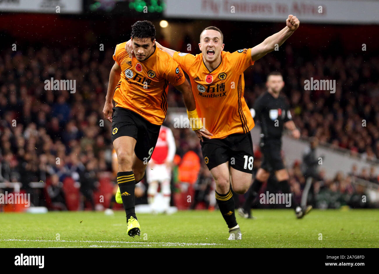 Wolverhampton Wanderers' Raul Jimenez fête marquant son premier but de côtés du jeu pendant le match en Premier League à l'Emirates Stadium, Londres. Banque D'Images