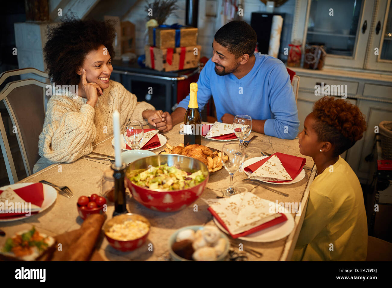 Heureux famille africaine sont en train de dîner à la maison. Fête vacances avec don Banque D'Images
