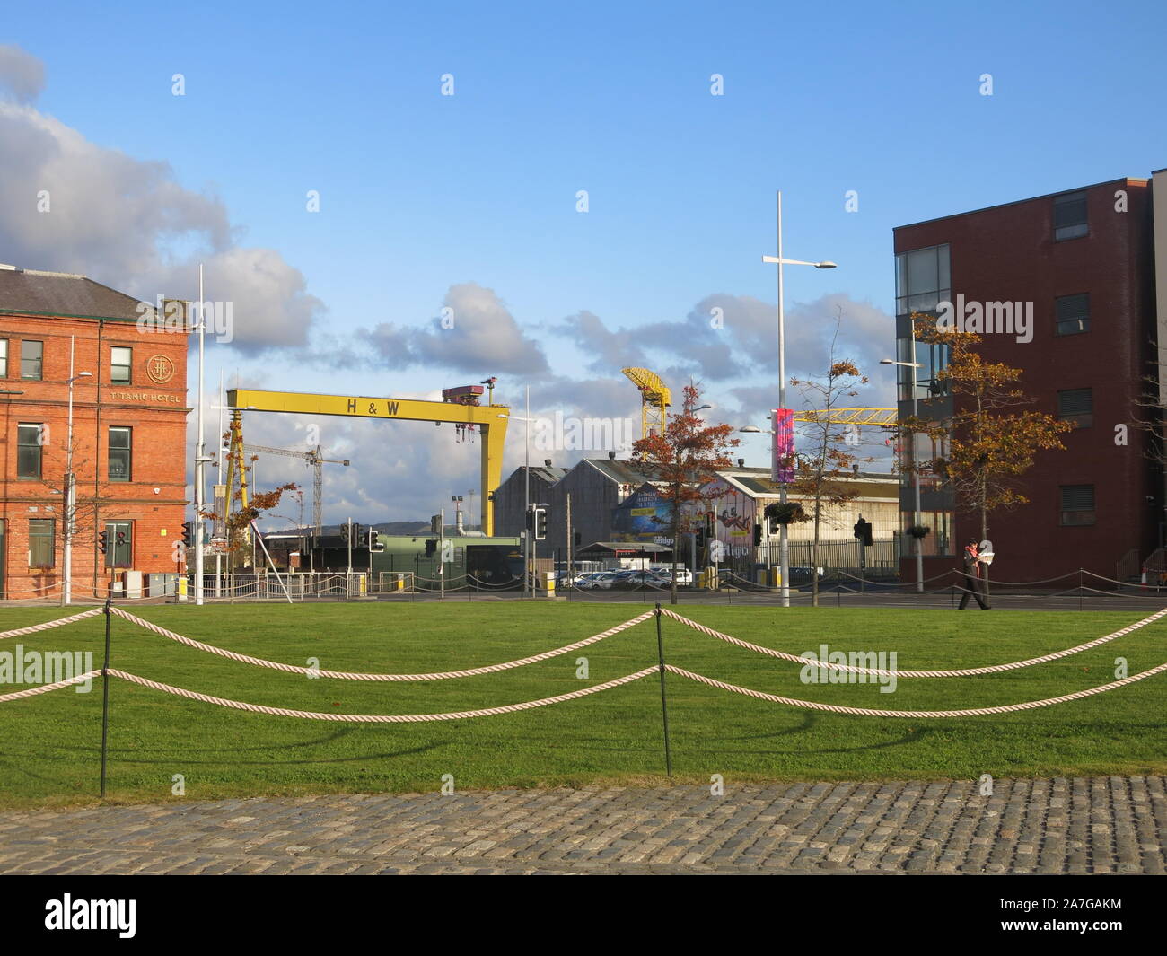 Le réaménagement du front de mer à Queen's Island à Belfast a beaucoup de nouveaux bâtiments, mais les grues Harland & Wolff dominent encore le paysage. Banque D'Images